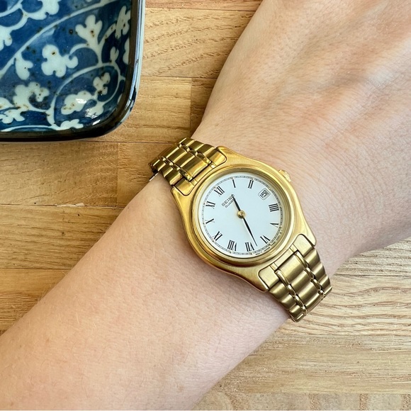 Vintage Seiko ladies round gold tone dress watch NEW BATTERY